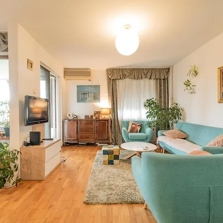 Riverside Gallery Apartment